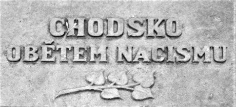 Detail nápisové desky pomníku