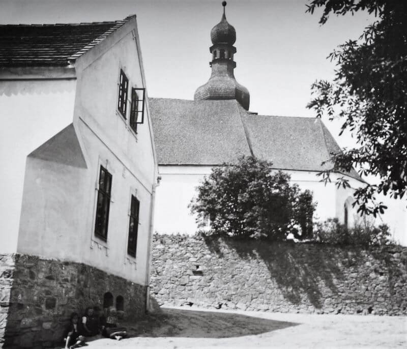 U kostela
