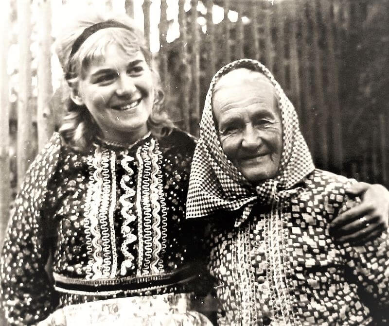 Vpravo Marie Kabourková, roz. Nechoďdomů pocházející z Pasečnice - tchýně vyšívačky Anny 