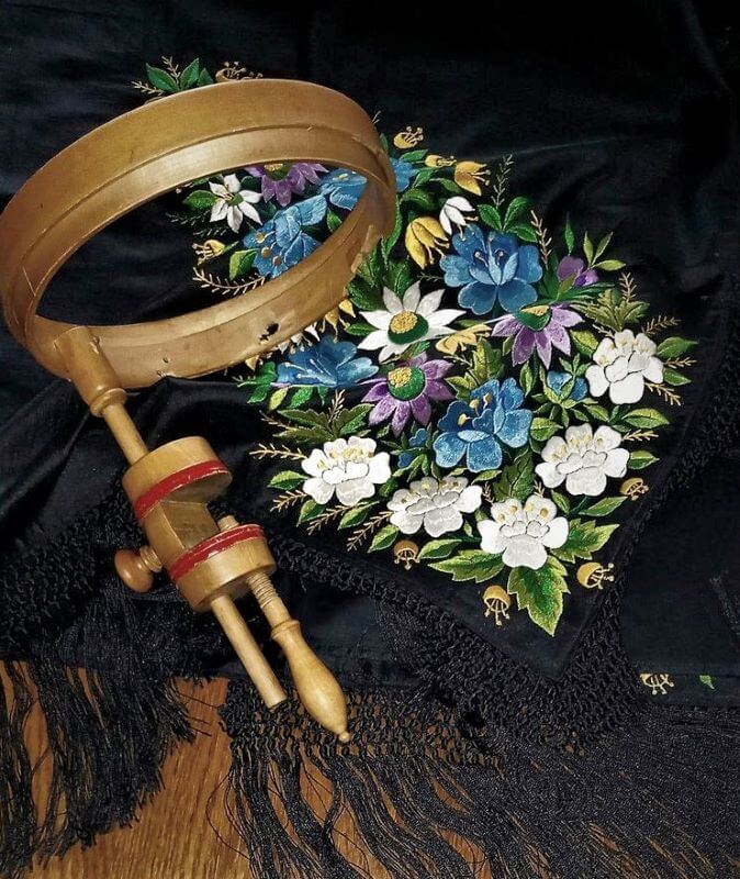 Vyšívací bubínek - jeden z pracovních nástrojů vyšívačky Anny Kabourkové a smuteční chodský šátek, který vyšívala