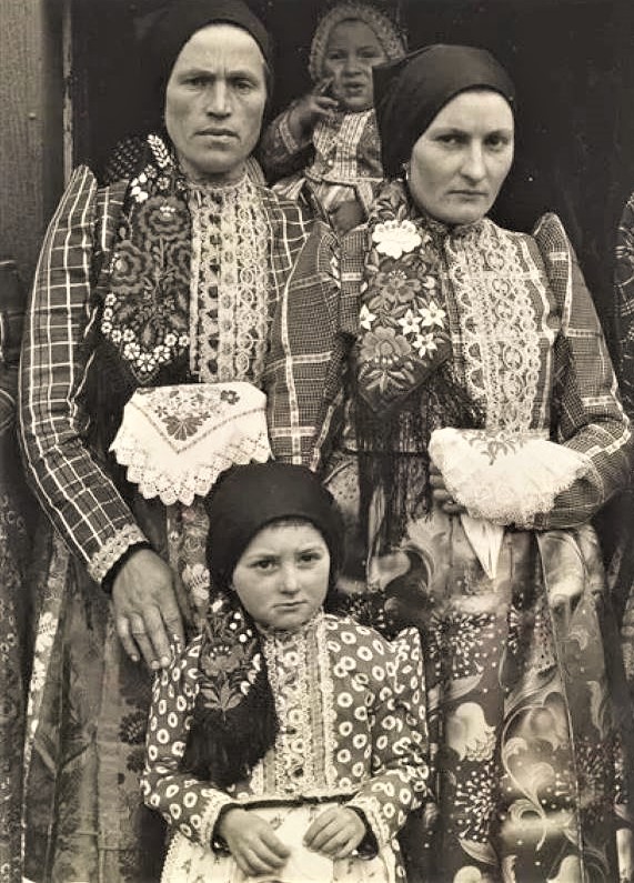 Ženy a děti v chodských krojích - fotografovala Margaret Bourke-White (1904-1971)