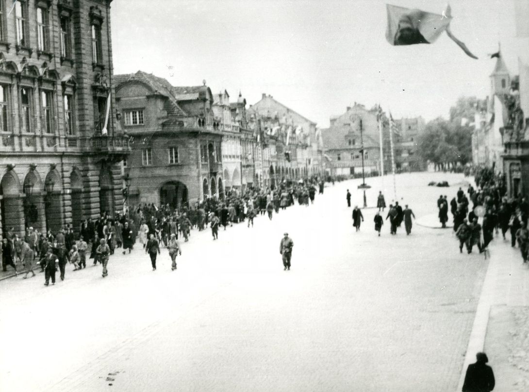 190217-61. Domažlice. Náměstí Míru. 5. května 1945.