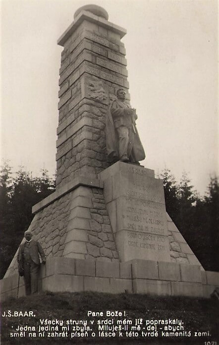 Detail pomníku s návštěvníkem