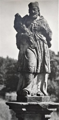 Barokní socha sv. Jana Nepomuckého na historickém mostě