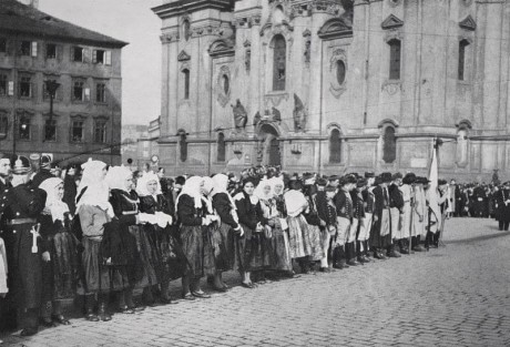 Chodové na Staroměstském náměstí při pohřbu T. G. Masaryka