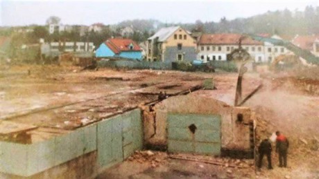 Demolice továrny