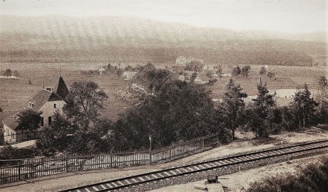 Obec s železnicí v popředí  