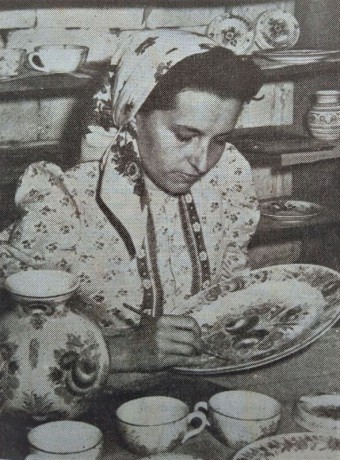 Malířka chodské keramiky v závodě Chodovia Marie Šleisová 