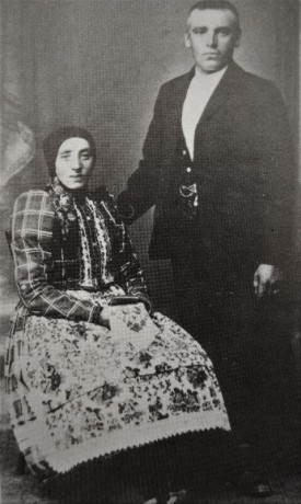 Magdalena Dufková v křížovém půvědkovém šatu s bratrem Matějem z Tlumačova