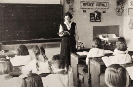 Žáci páté třídy základní školy s paní učitelkou Holubovou