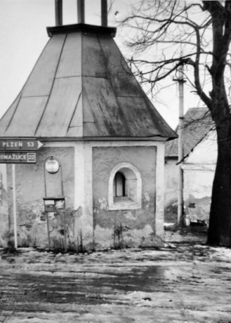 Kolem kaple se před vybudováním nové křižovatky jezdilo směrem na Horšovský Týn