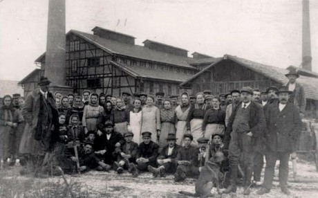 Majitel cihelny Karl von Ludwig a jeho zaměstnanci