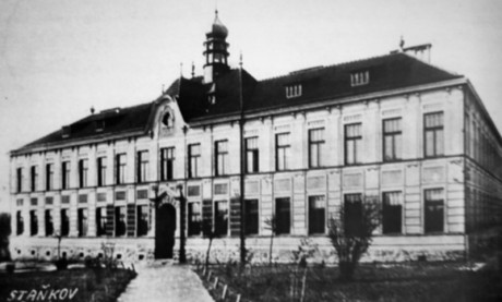 Budova školy byla postavena v roce 1914