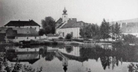 Obecní rybník s kostelem