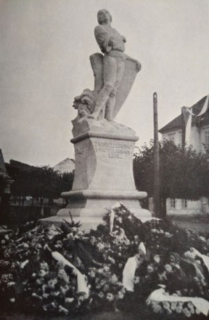 Pomník odboje na náměstí, postavený svazem legionářů