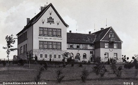 Budova školy a nově založené arboretum