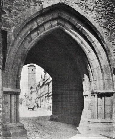 Portál Dolní brány