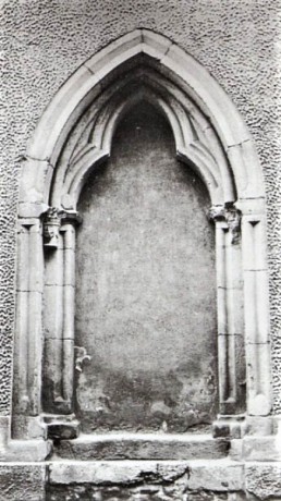 Západní raně gotický portál děkanského kostela, dnes zaslepený