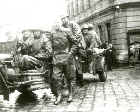 190217-7. Domažlice. Msgr. Staška. U.S. Army. 5. května 1945. (4)