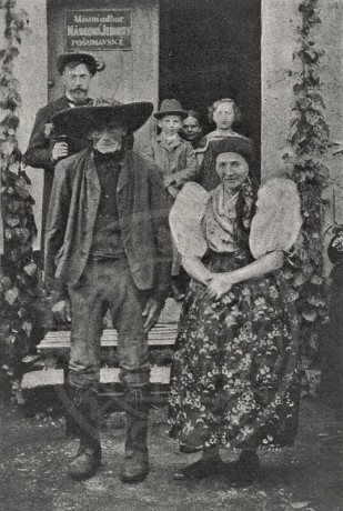 Chodský praporečník Matěj Přibek (v popředí vlevo)