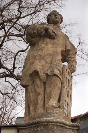Kopie sochy sv. Vavřince sochaře Fr. Ringelhahna umístěná na klášterní zdi 