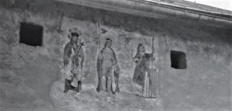 Štít domu č. 315 pod Chodským hradem s vyobrazenými třemi světci -  Vavřince, Václava a Jana Nepomuckého