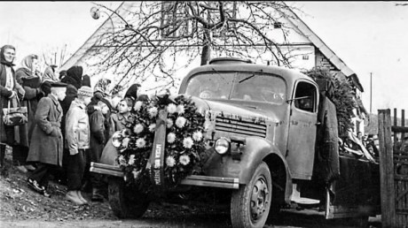 Pohřeb horníka Rubáše, který zemřel při závalu v místním živcovém dole (1)