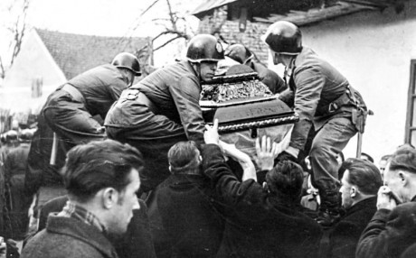 Pohřeb horníka Rubáše, který zemřel při závalu v místním živcovém dole (4)