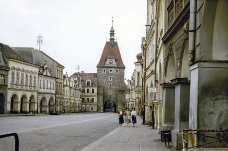 Část ulicového náměstí s Dolní bránou