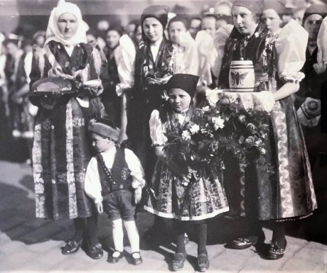 Zleva Hančí Kozinová, nejspíš Václava a Jarmila Krahulíkovy, vepředu s kyticí M. Veruňková