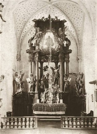Interiér  klášterního kostela - oltář nejspíše z 2. pol. 18. stol. zhotovený pivoňským řezbářem fráterem Kiliánem Wagnerem