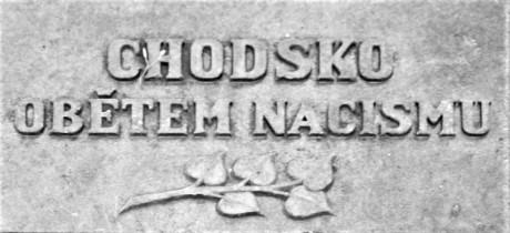 Detail nápisové desky pomníku