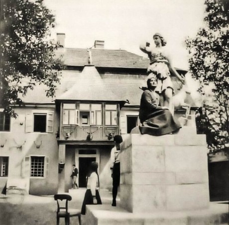 Zámeček se sochou bohyně lovu Diany kolem roku 1917 (1)