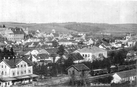 Pohled na město, v popředí nádraží