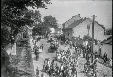 Slavnost - krojovaný průvod v ulici Kozinova