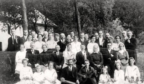 Svatba mlynáře Josefa Weidnera na zahradě u mlýna č.p. 19