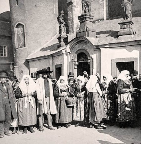 Krojovaná skupina u farního kostela na náměstí 