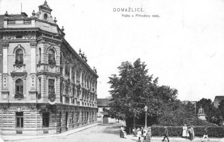 Park a budova pošty za Rakouska - Uherska