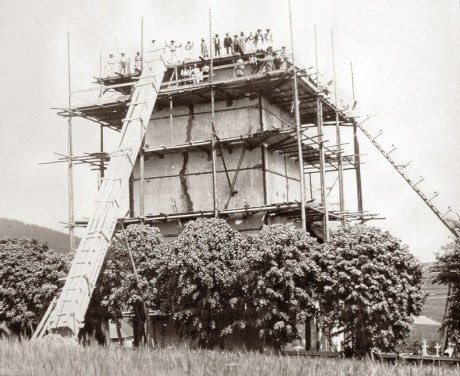 Oprava věže vyhořelého kostela