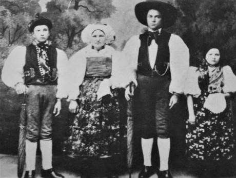 Ateliérová fotografie rodiny z horního Chodska
