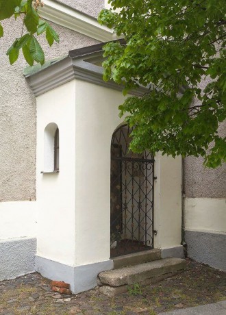 stojí u zdi klášterního kostela
