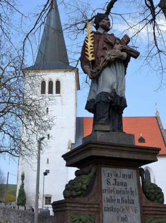 Socha sv. Jana Nepomuckého stojí před kostelem, nápis na desce je z r. 1818
