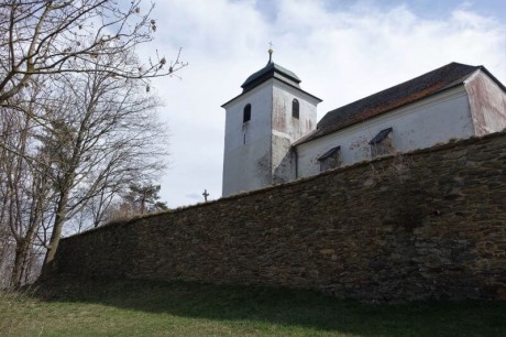 K severní straně kostela přiléhá mohutná hranolová věž