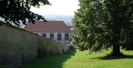 Pohled od ohradní zdi zámecké zahrady