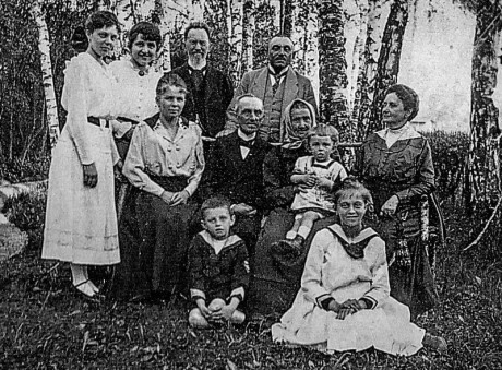 Fotografie rodiny, Jan Milota uprostřed v tmavém obleku s motýlkem