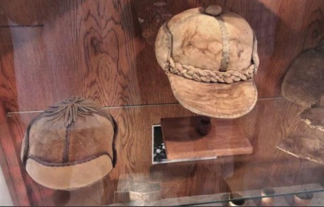 Vystavené čepice v muzeu Chodska
