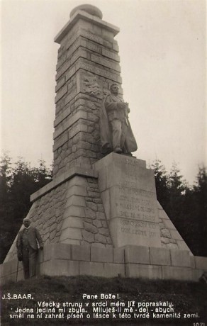 Detail pomníku s návštěvníkem