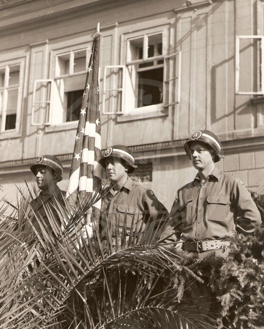 190218-1. Domažlice. Náměstí Míru. U.S. Army 1945. Vojenská přehlídka.