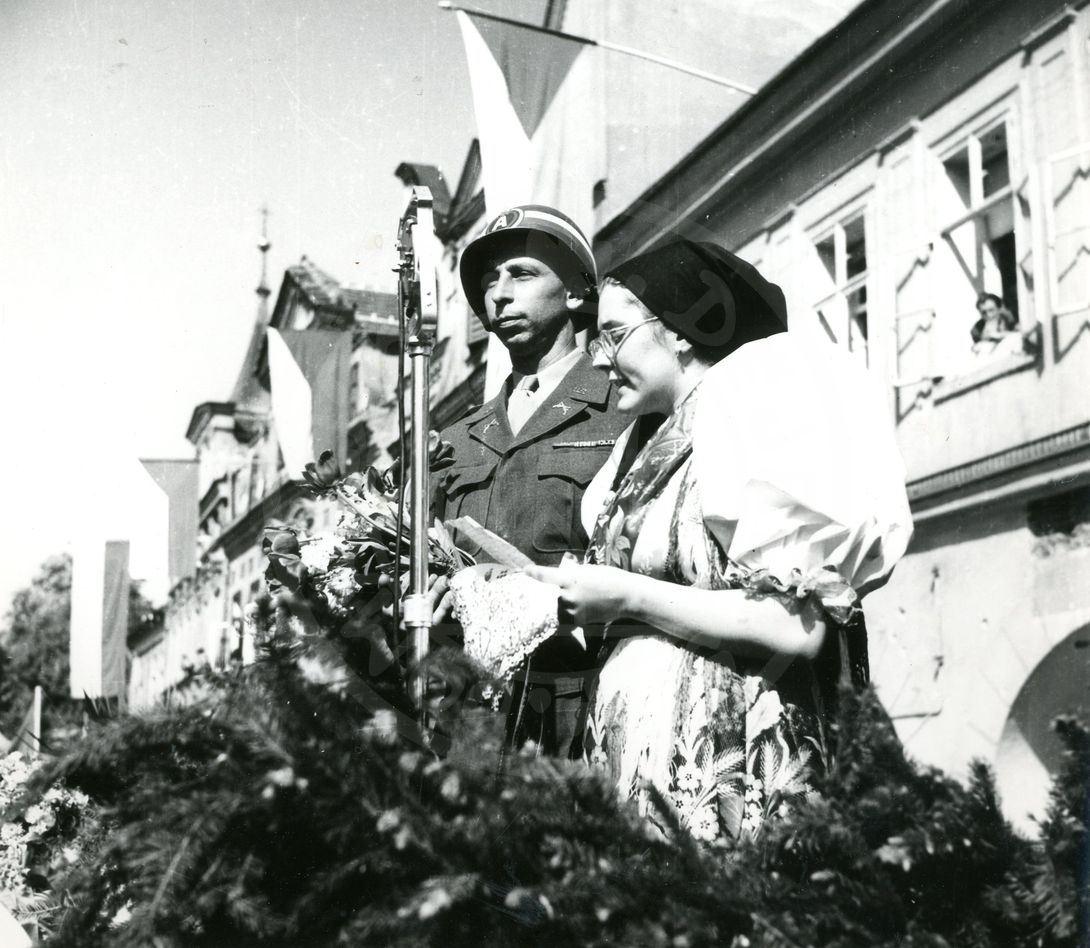 190218-2. Domažlice. Náměstí Míru. U.S. Army. Vojenská přehlídka. 1945.