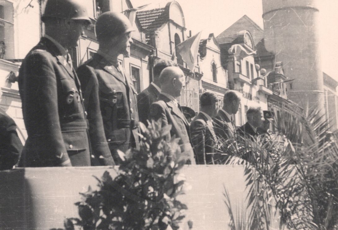 190218-3. Domažlice. Náměstí Míru. U.S. Army. Vojenská přehlídka. 1945. (10)